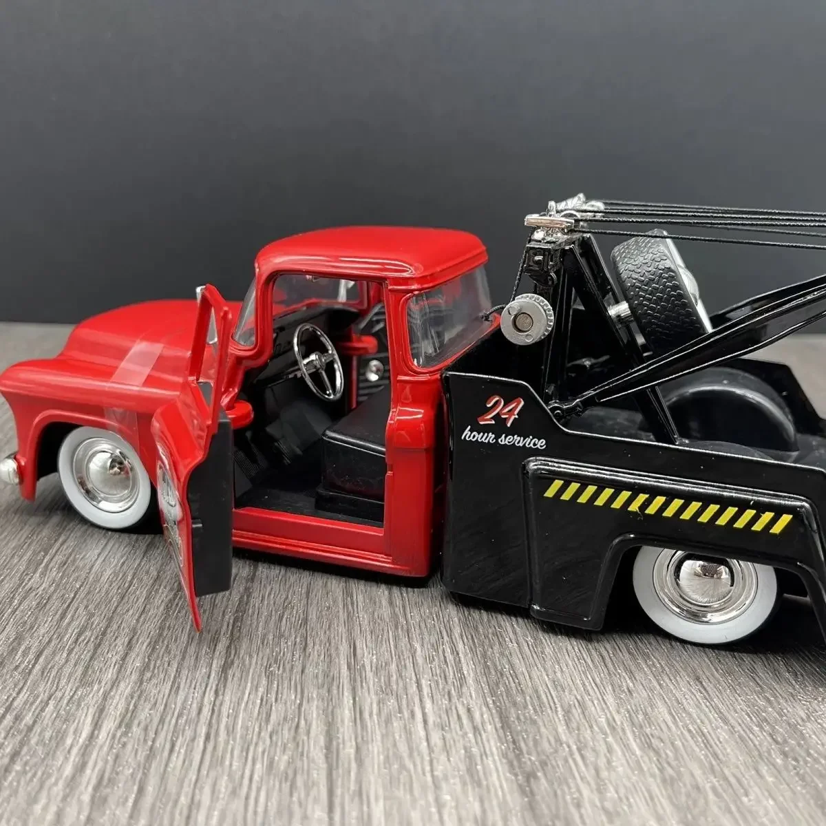 

Jada 1:24T955 CHEVY@ STEPSIDE™ TOW TRUCK High Simulation Diecast Advanced Collection Ornament Car Models