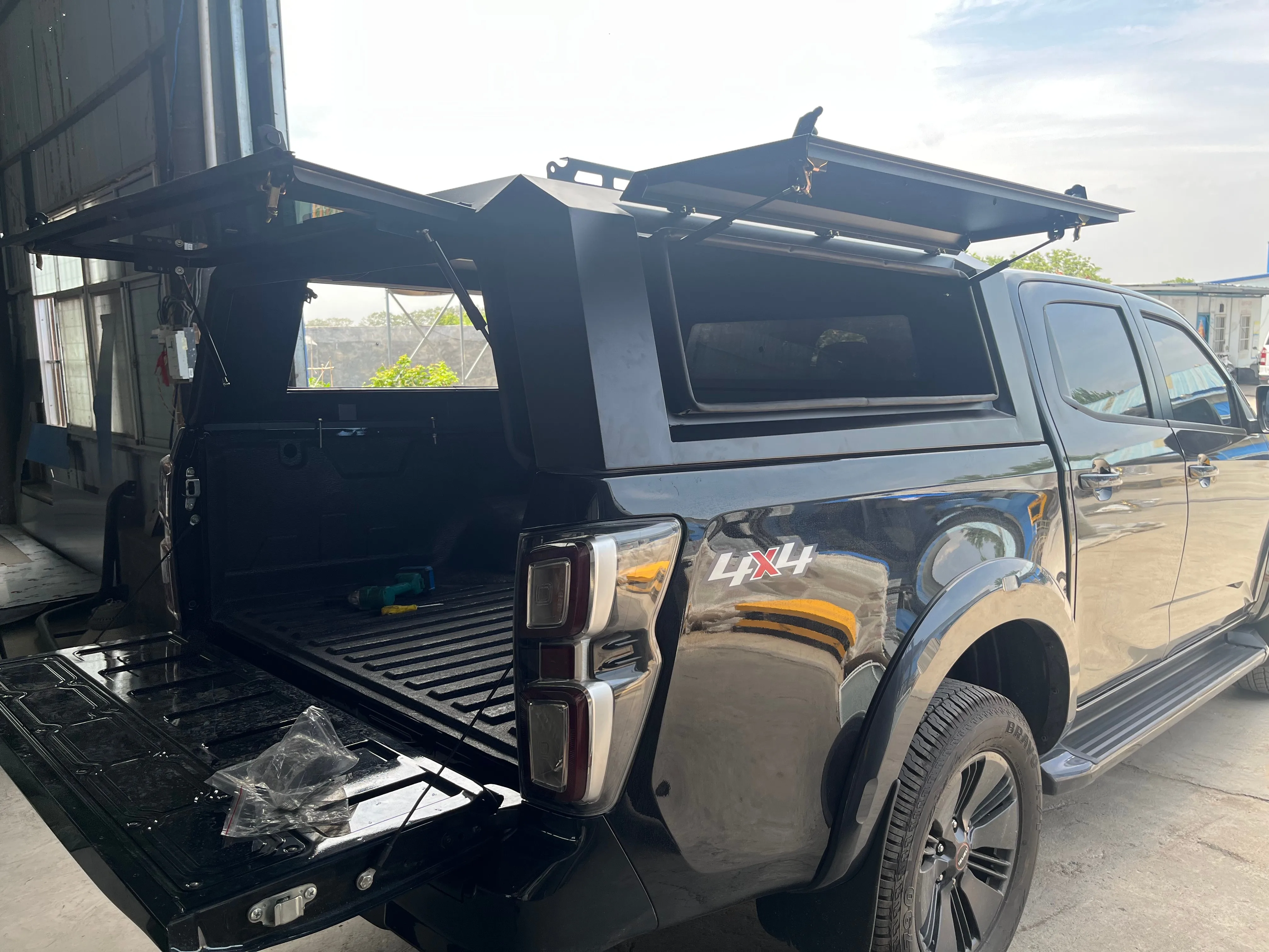 

Manual Waterproof Aluminum Alloy Hard Type Tri-Fold Tonneau Cover for Pickup Truck Bed Camper Shell-Jeep Gladiator/