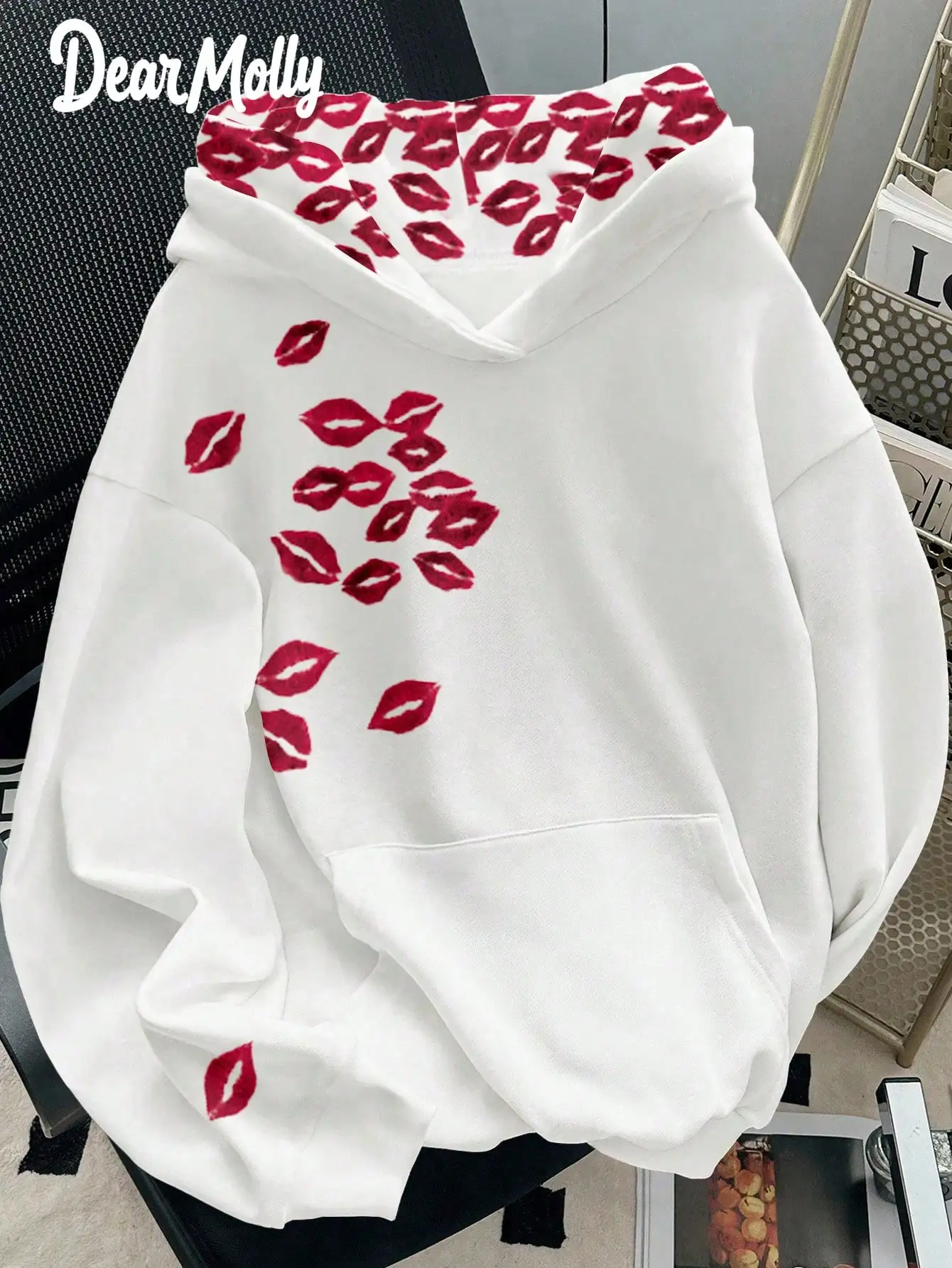

Белая свободная толстовка с длинными рукавами, принтом красных губ и карманом-кенгуру, в стиле Y2K Streetwear