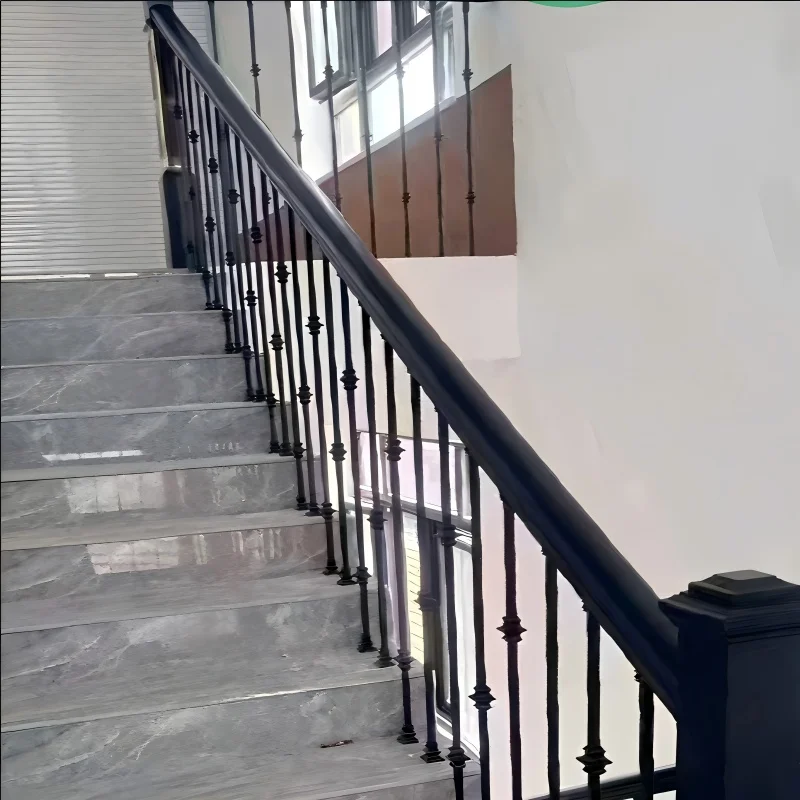 تخصيص درابزين سلالم من الفولاذ المجلفن المتين ودرابزين خشبي للسلالم مع تصميمات درابزين الدرج المعاصر