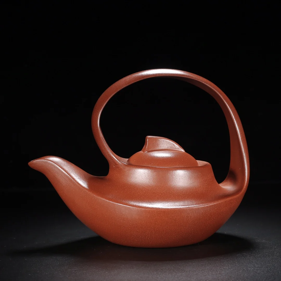 

Item Name: Curved Teapot Maker's Mark: Wang Yinxian