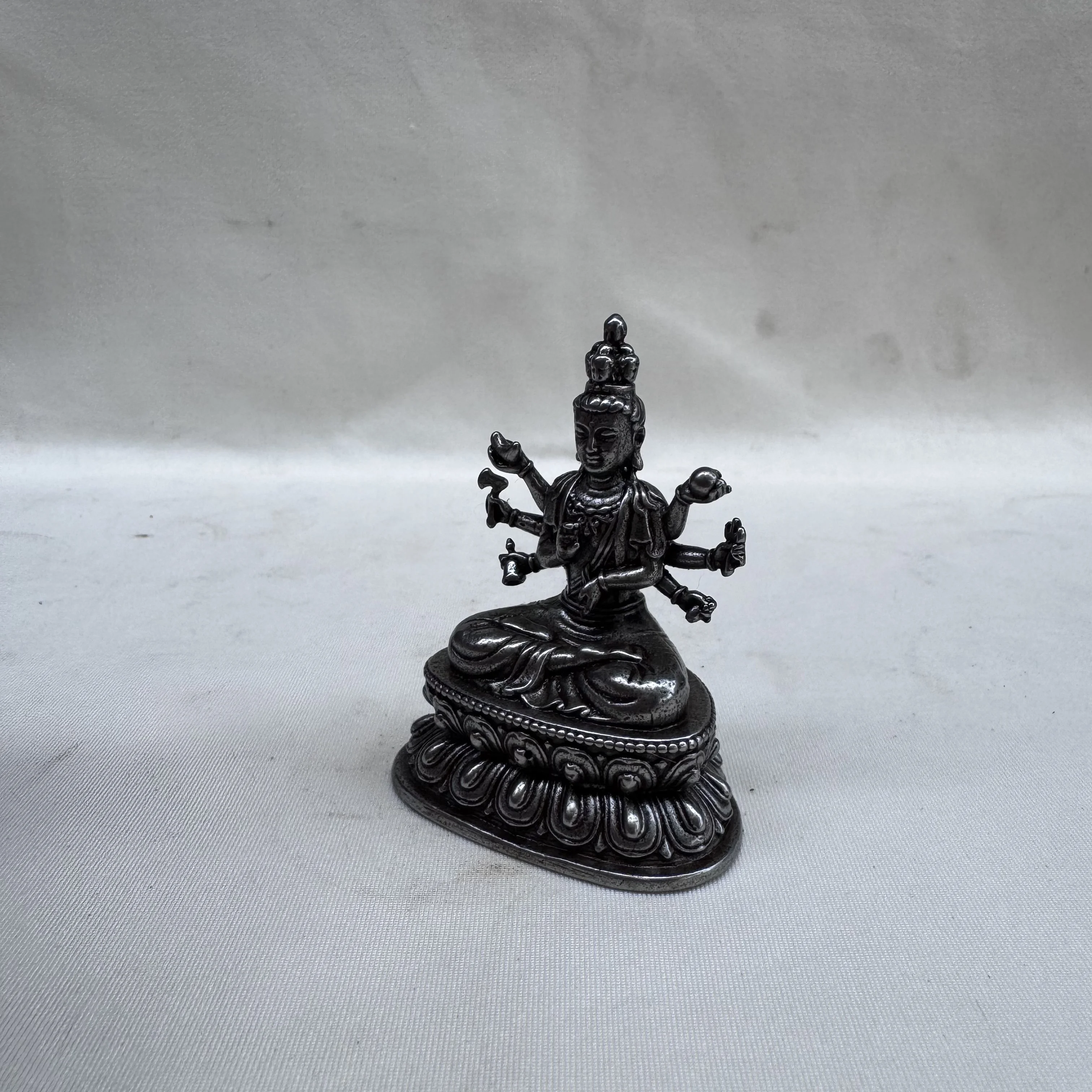 Thousand-Hand Guanyin Statue - Exquisite Cast Iron Desktop Decorative Figurine for Home Décor