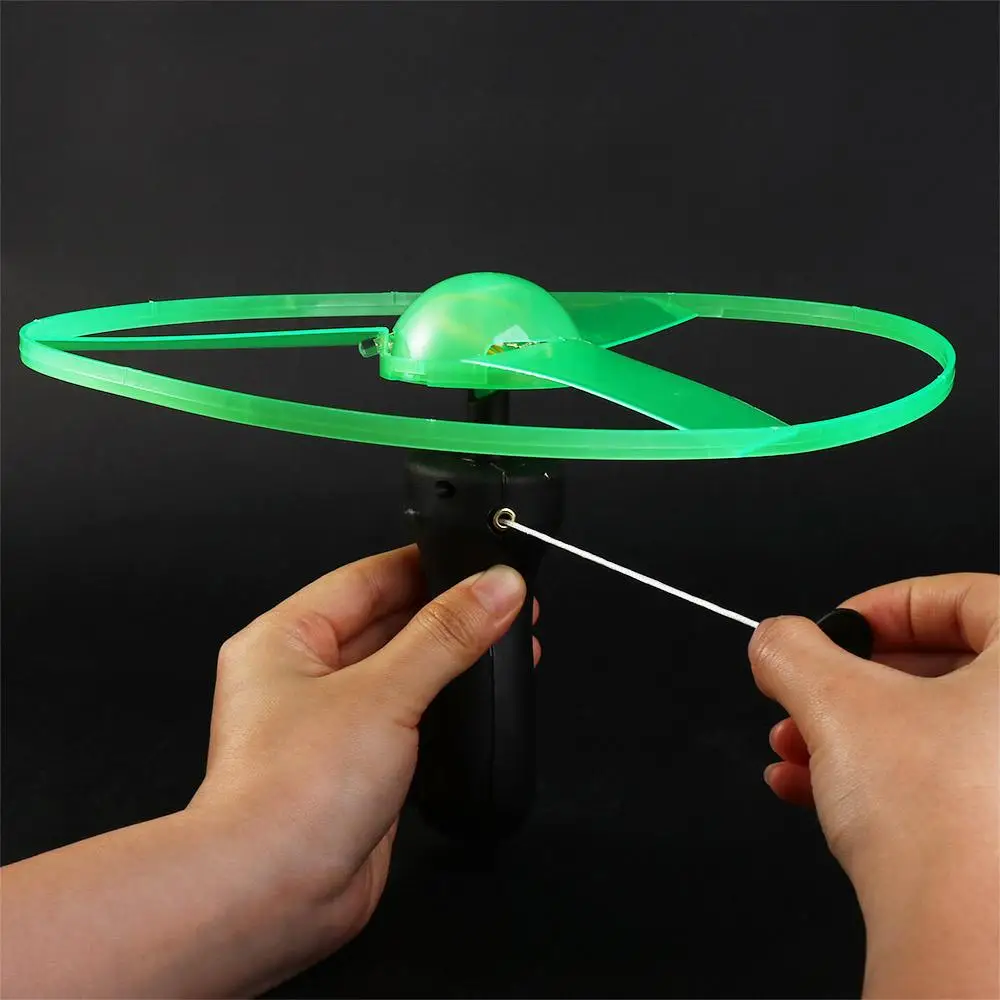 Aeronaves brinquedos ao ar livre corda voando hélice luminosa helicóptero brinquedos puxar corda voando ufo led voando ufo girando topo