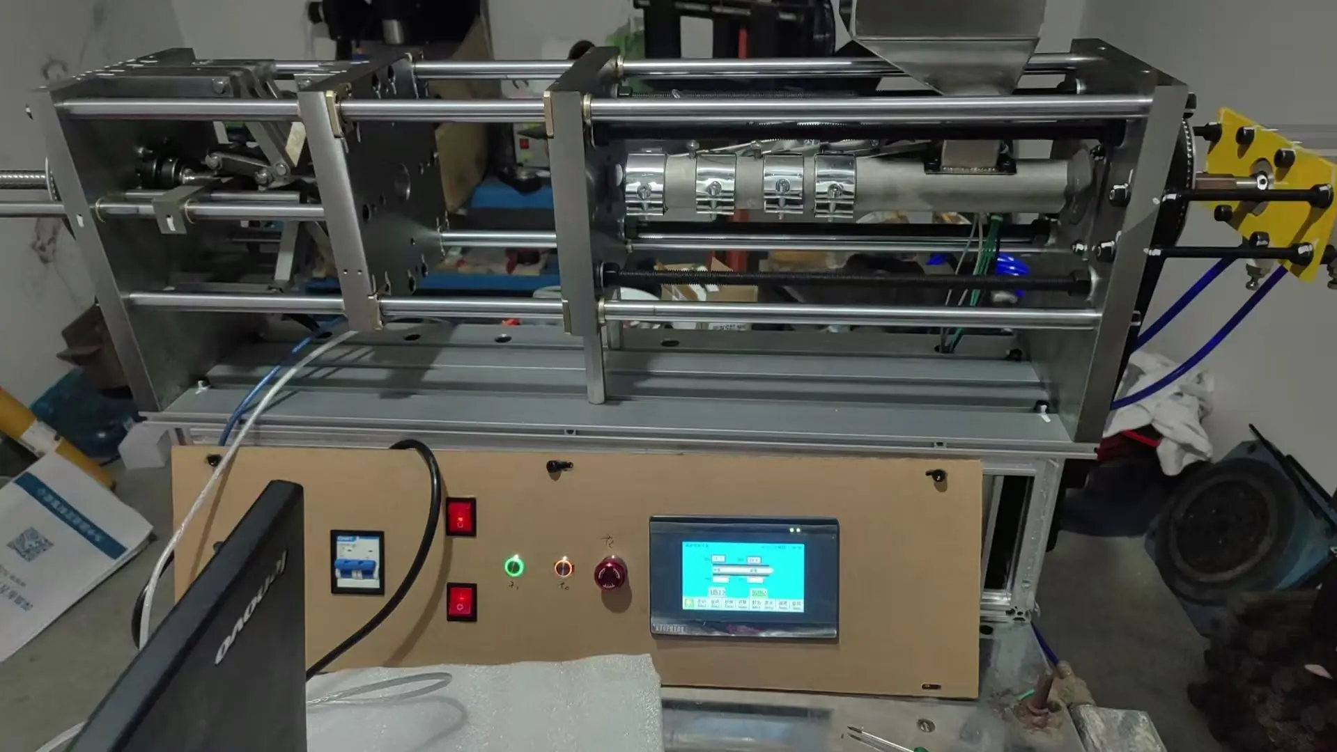 เครื่องขึ้นรูปพลาสติก PP PE PC ขนาด 302611 ซม. เครื่องผลิตพลาสติกขนาดเล็ก