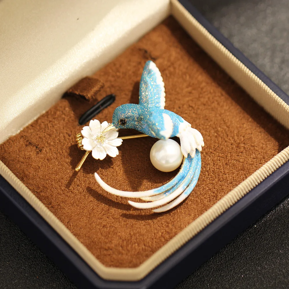 Cross border exquisite animal pin, pearl chest flower accessory, high-end sense, niche and agile bird carrying flower brooch