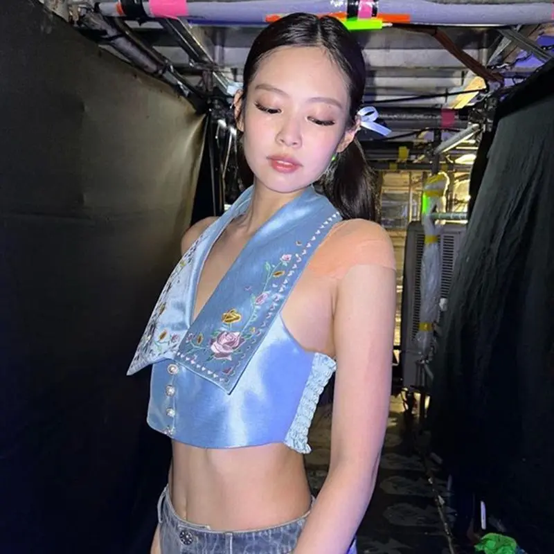 Jennie's neck hanging tank top with sexy exposed navel V-neck embroidered pleated slim fit backless top