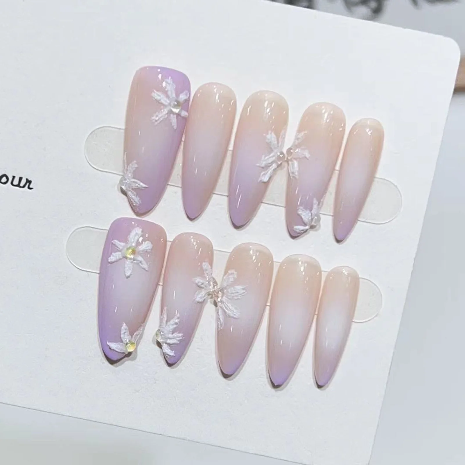 

10 шт., градиентные фиолетовые длинные миндалевидные накладные ногти, белый рельеф, маленький цветок, ручная работа, накладные ногти, милые девушки, осенние накладные ногти