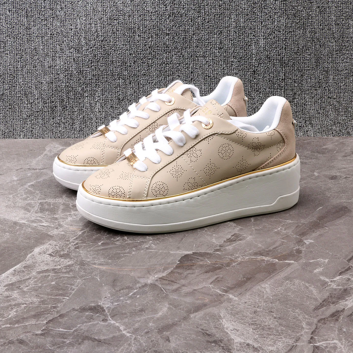 

Женские спортивные повседневные кроссовки на толстой резиновой подошве с амортизацией, комфортные, увеличивающие рост, модель High Bot Board