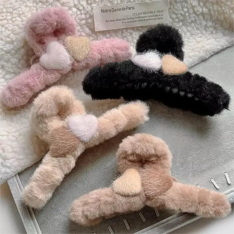 Weiche, flauschige herzförmige Haarspange für Herbst und Winter; Ein süßes und elegantes Damen-Haar-Accessoire.