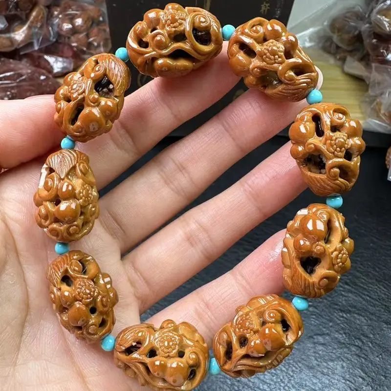 

Браслет из оливковых косточек с вырезанным узором в виде тыквы, символизирующий удачу и престиж.