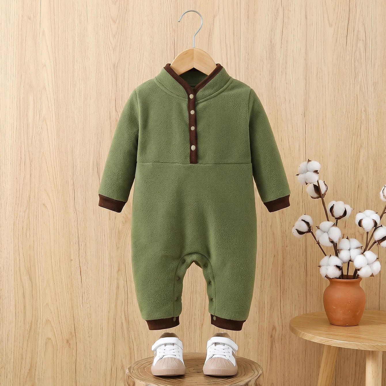 1 Piece of Baby Long-Sleeved Romper, Made of Polar Fleece Fabric, Suitable for Babies Aged 6-9 Months