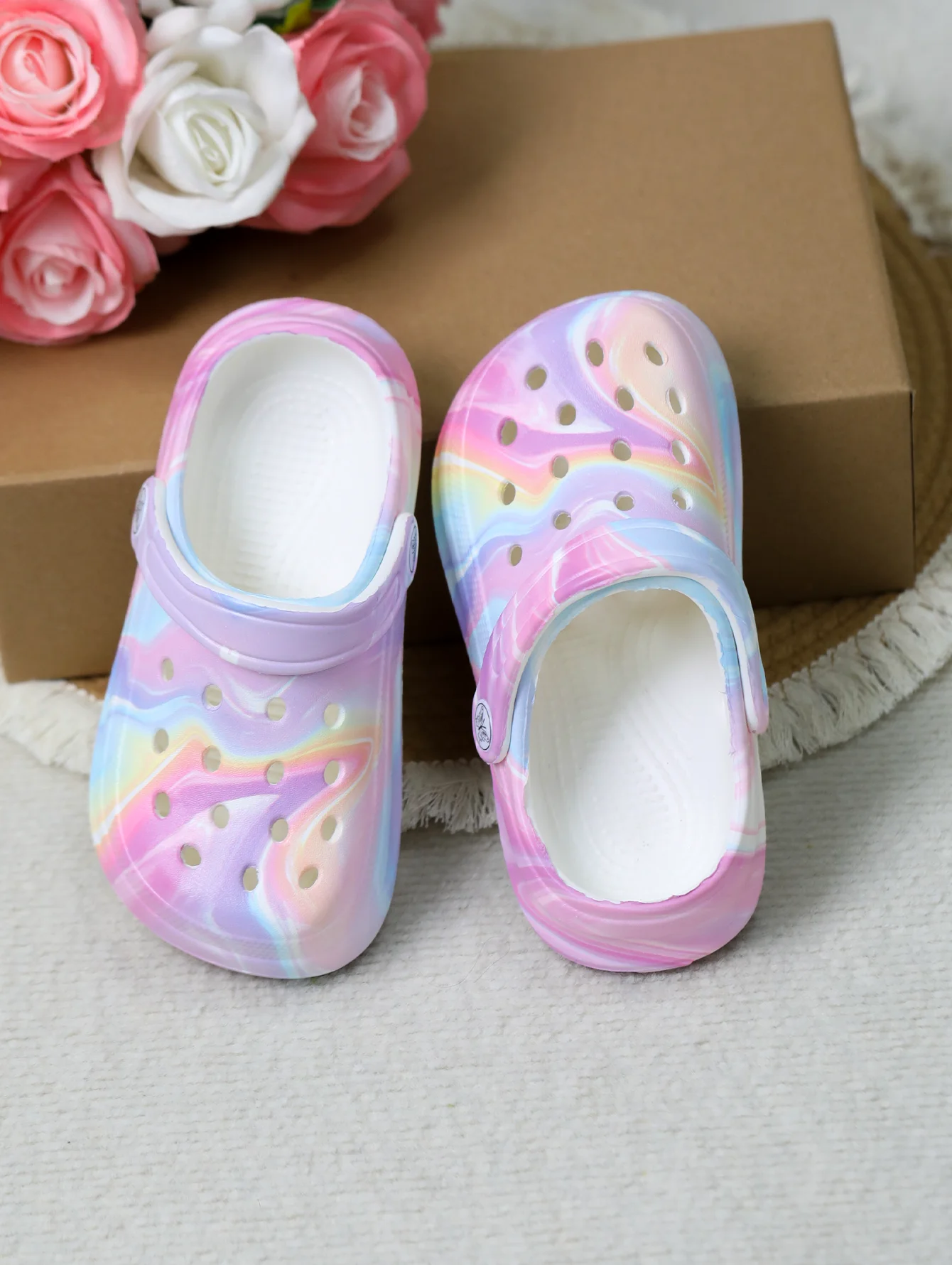 Kinder Slip-On Clogs und Pantoletten - Atmungsaktive, Wasserdichte EVA-Gartenschuhe mit Dekorativer Kette für Strand und Alltag 168 – Detail 7