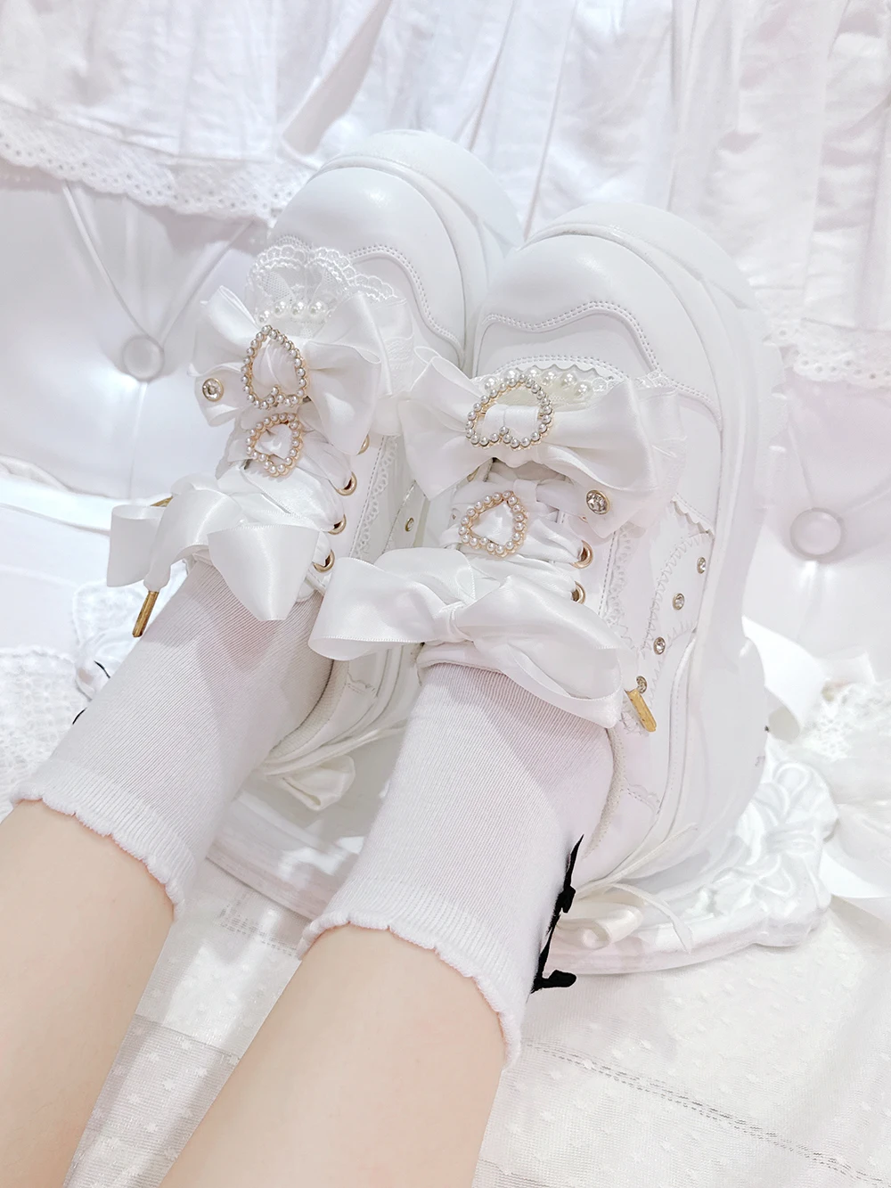 Scarpe con plateau a bocca profonda con fiocco Lolita originale giapponese con strass e perle Scarpe da muffin primavera autunno Scarpe da donna versatili con bocciolo