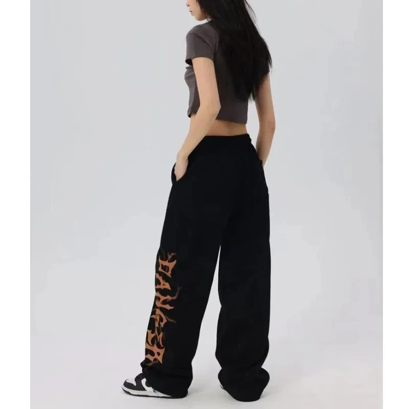 2026 Trendy Women Y2K Hip Hop Black Gothic Letter Print Quick Dry Pants Elastic Waist Comfy Streetwear Trousers for Daily Wear