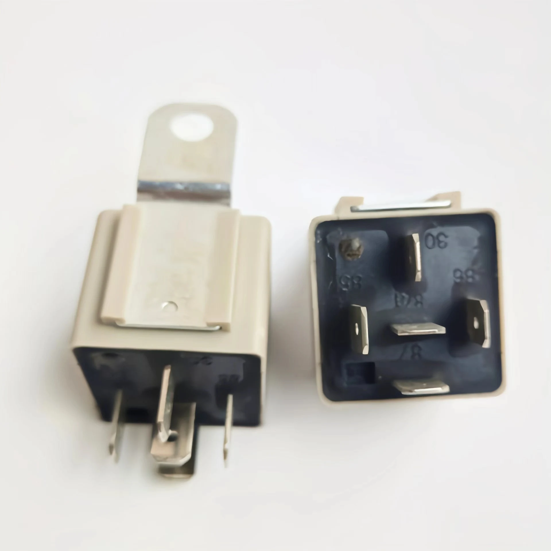 Original Dongfeng Tianlong; Tianjin; Dongfeng Dalishen truck; Window and door glass relay (5-pin) 3735095-C0101