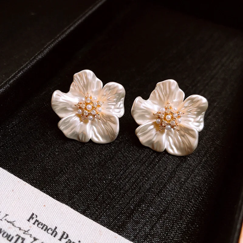 Elegante Imitationsperlen-Zirkon-Ohrringe für Frauen, weiße Blütenblatt-Ohrstecker, 14k vergoldetes Kupfer, Ohrschmuck, Geschenke K-