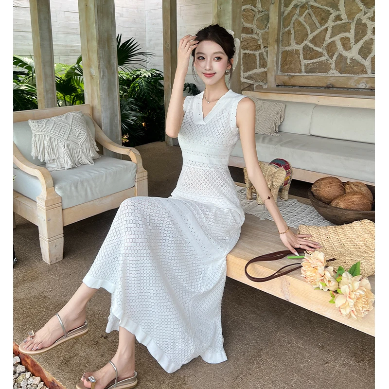 Nieuwe elegante effen kleur v-hals slanke gebreide jurk voor vrouwen zomer mouwloze holle casual a-lijn lange jurk casual jurk