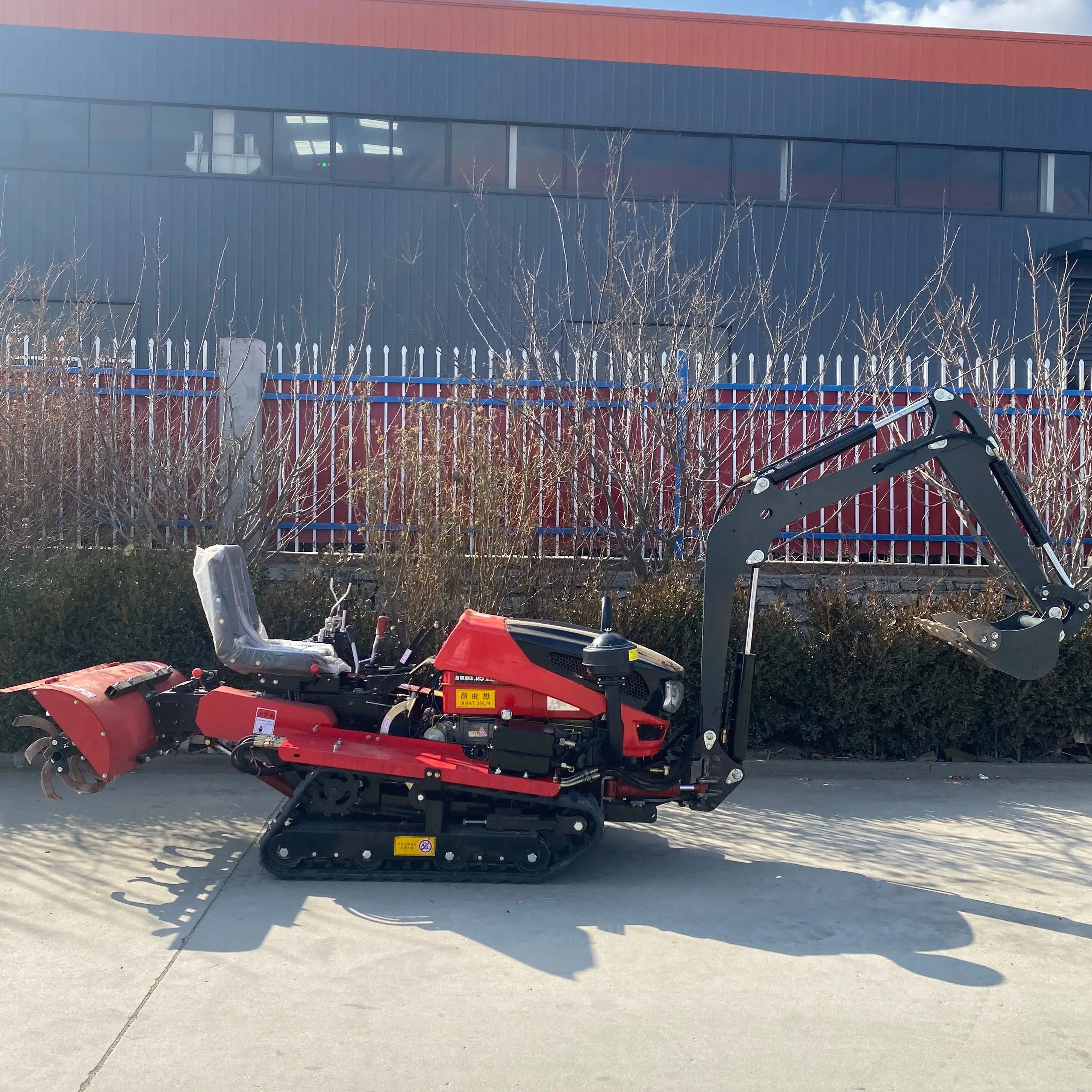 

Многофункциональный мини-трактор-культиватор на гусеничном ходу с индивидуальной настройкой для точного вспашки, 22 л.с., с навесным оборудованием для экскаватора