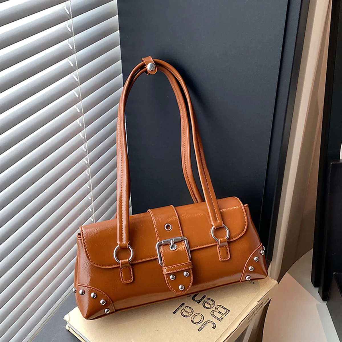 

Y2K Retro Women Underarm Bag Solid Glossy Waxed PU Shoulder Bag Metal Versatile Water Resistant Handbag for Casual Stroll