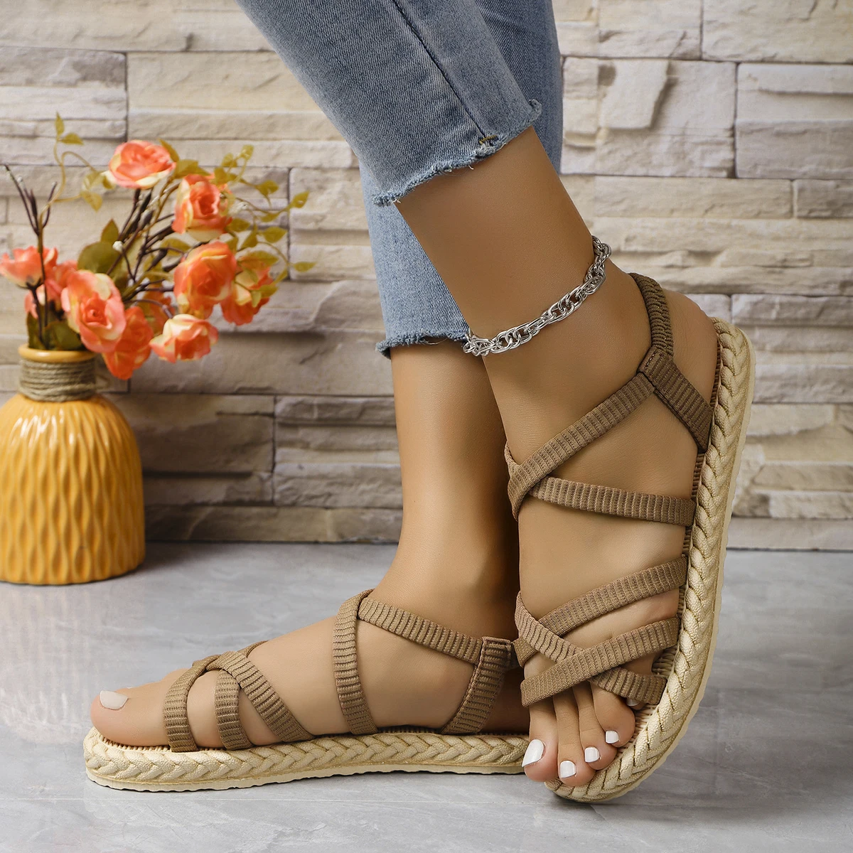 Women\'s fashion trend strap non-slip wear comfortable soft soled flat sandals