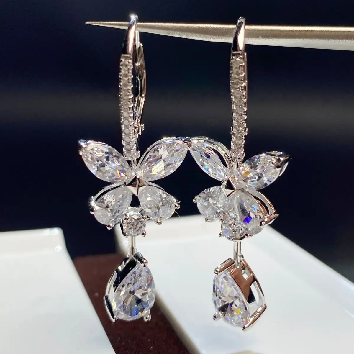 PT950 platinum high-end style water-drop earrings, simple and trendy design, small and unique for the ins fashion earrings