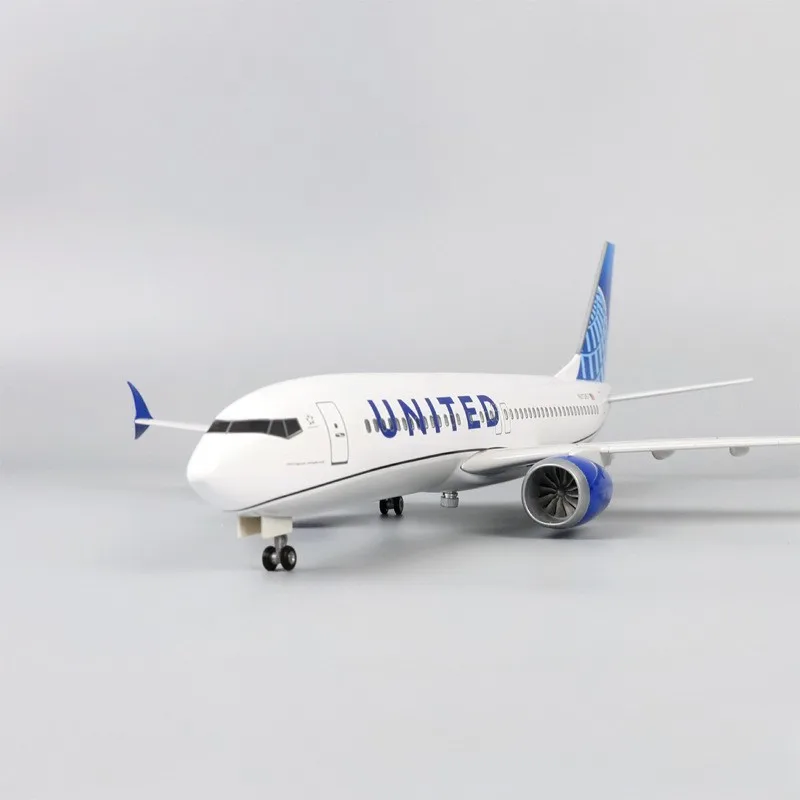 1/85 Large Scale Airplane Model Kit United Airlines B737MAX Amercian 47cm Plastic Model with Landing Gear Wheels Light