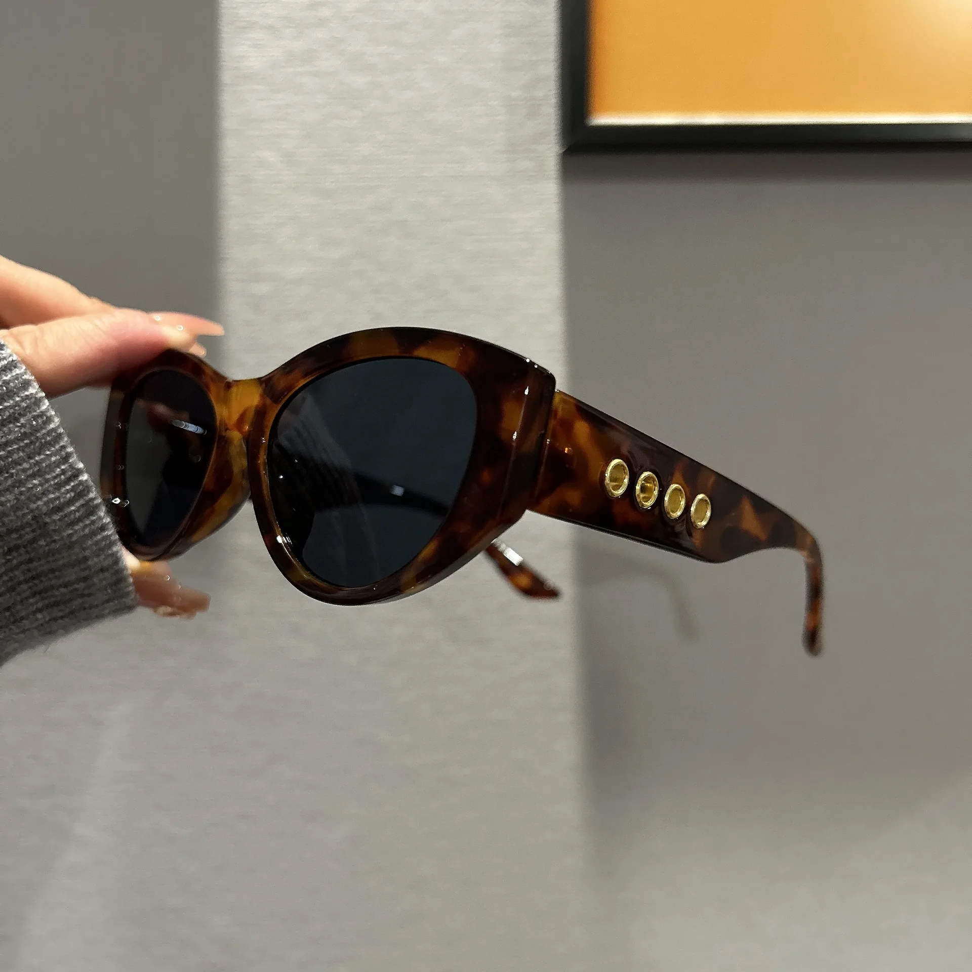 novos-Oculos-de-sol-estilosos-e-modernos-retro-pequenos-em-forma-de-olho-de-gato-para-mulheres-uv400-com-detalhes-em-metal-acetato-estilo-y2k