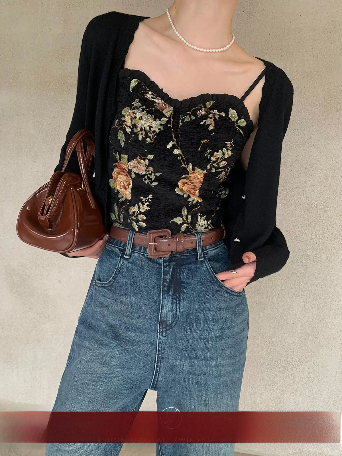 

Оригинальный летний женский базовый топ с коротким рукавом, кружевным дизайном и вышивкой от Lu Qing Commute Sle Flor