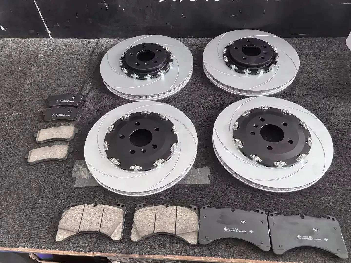 

Высокоуглеродистые чугунные тормозные диски (передние и задние) и соответствующие тормозные колодки подходят для Audi RS5.