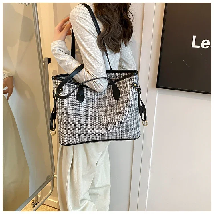 

2024 New Large-capacity Tote Bag, Contrasting Stripe Design, Versatile, Fashionable and Novel Commuter Casual Women's Bag