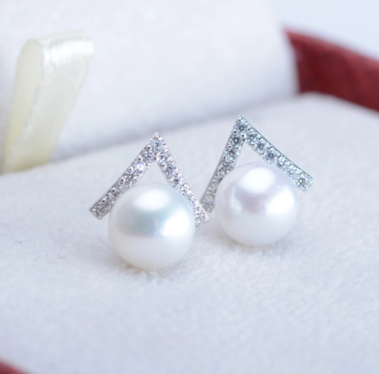 

8mm Freshwater Pearl Earrings, TV Drama Main Character's Same Style, Luxurious Design Triangle Earrings, High-end Simple Pearl