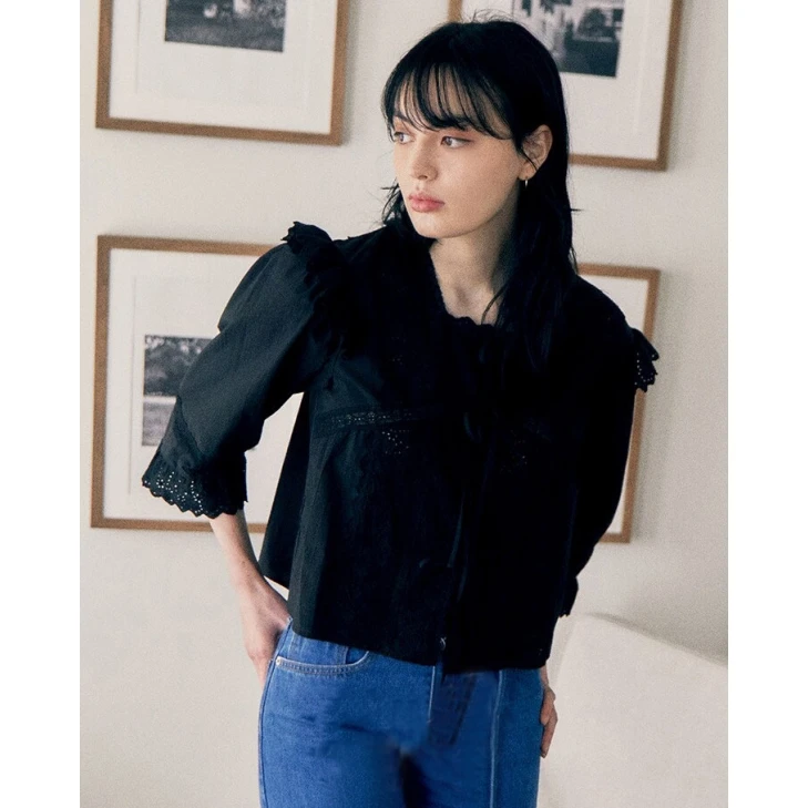 

Romantic Embroidered Lace irt Women's Loose Fit Button Detail Hollow out Design Square Ne Long Sve Summer Faion