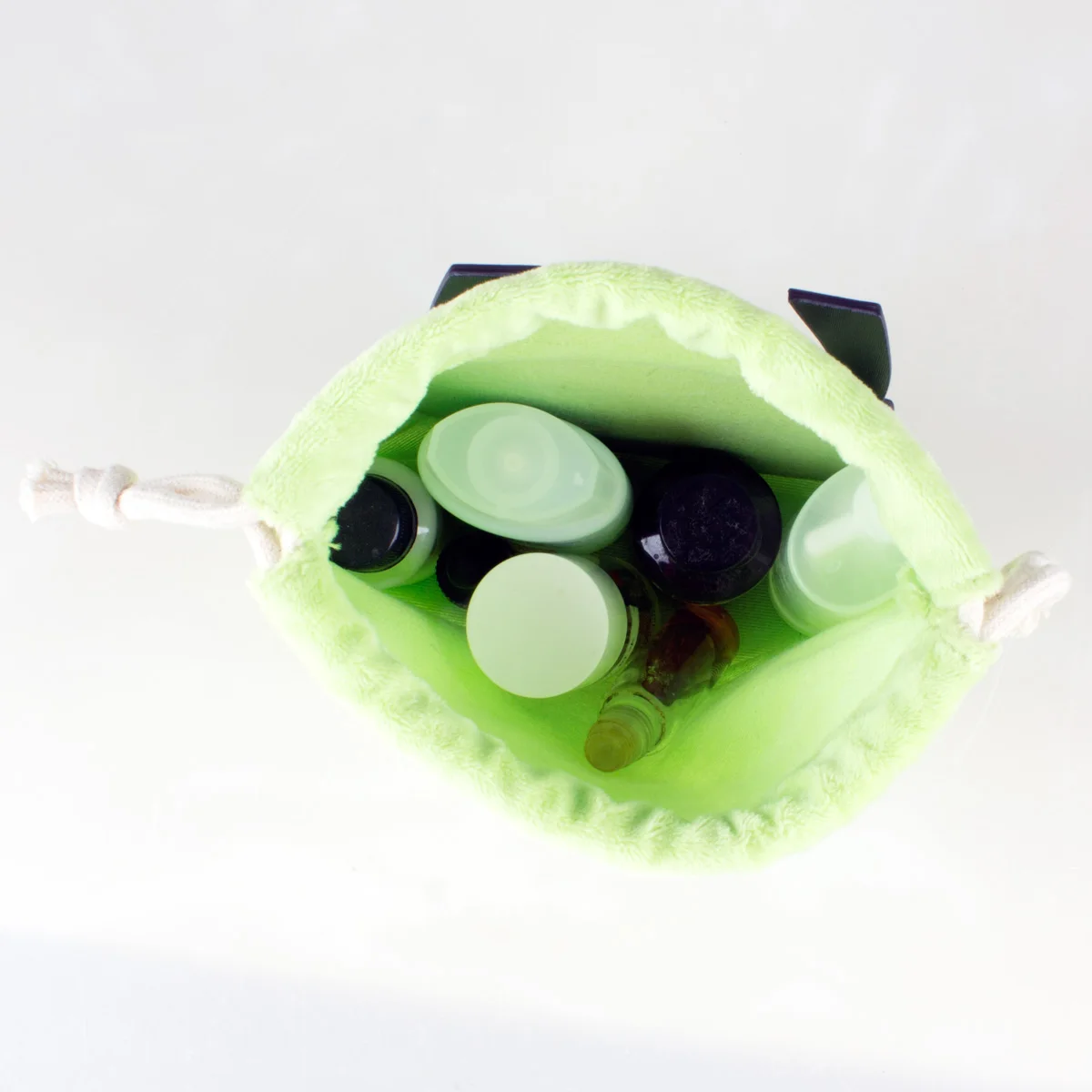 حقيبة مكياج خضراء ثلاثية الأبعاد عالية الجودة - حل تخزين مكياج عصري مخصص لتنظيم أساسيات التجميل #5