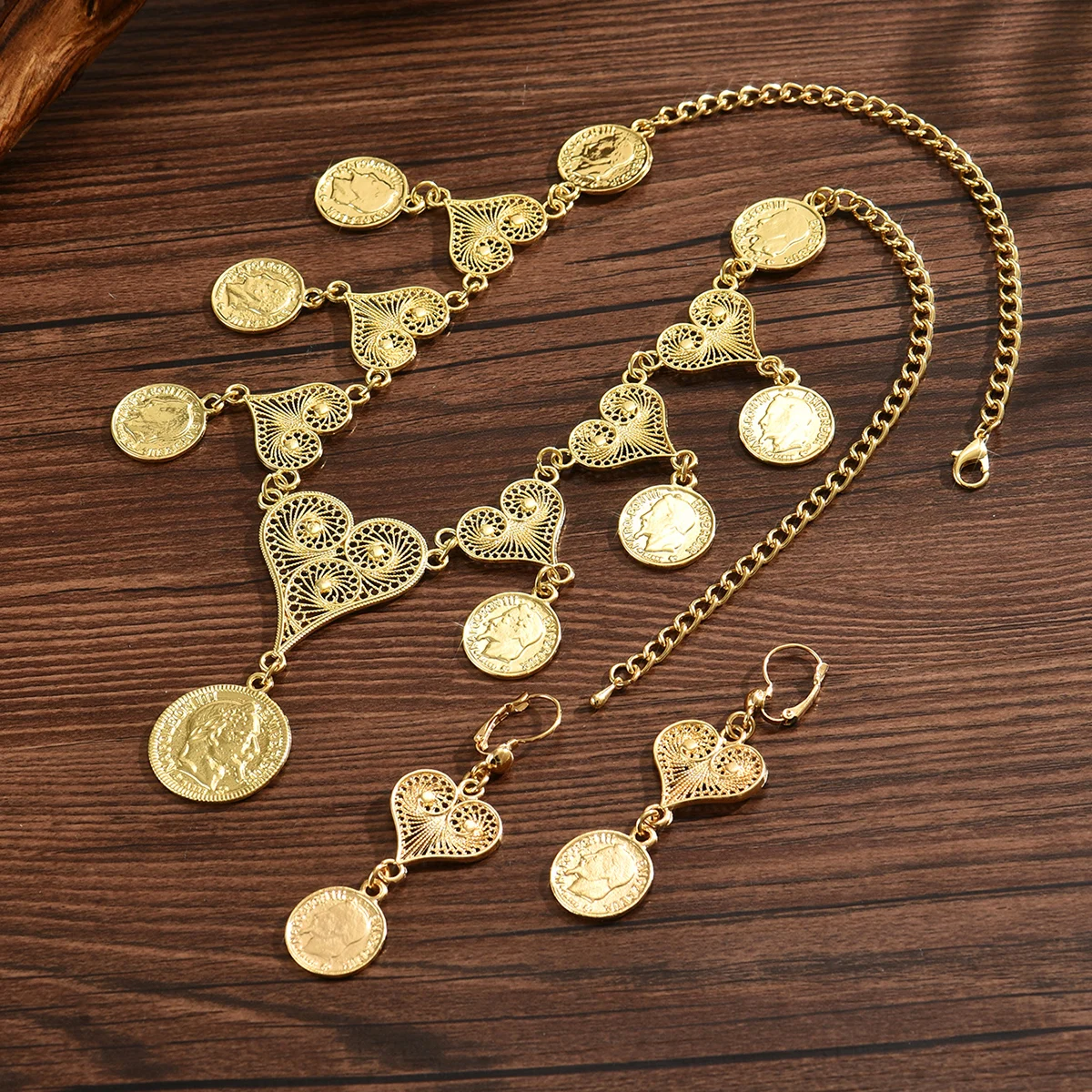 قلادة معدنية على شكل قلب مع صورة بشرية وأقراط على شكل عملة معدنية بتصميم بسيط طقم زفاف مكون من قطعتين