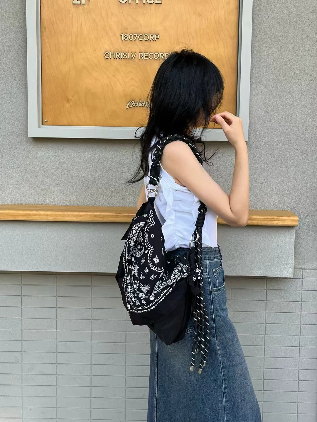 กระเป๋าสะพายข้างผ้าแคนวาสลายเรขาคณิตสไตล์อเมริกันย้อนยุค ปักลายวอลนัท สำหรับผู้หญิง รุ่น Trendy Lazy Sle