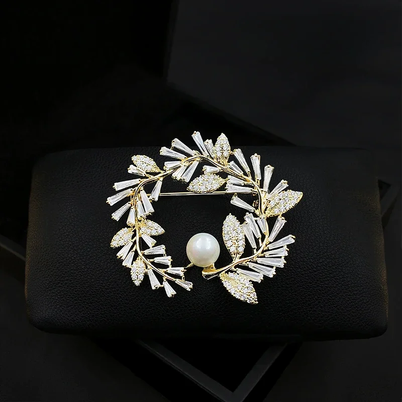 

Lucky Garland Flower Brooch Women Luxury Suit Neckline Corsage Sweater Cardigan Plant Pin Clothes Accessories Pearl Jewelry 3720