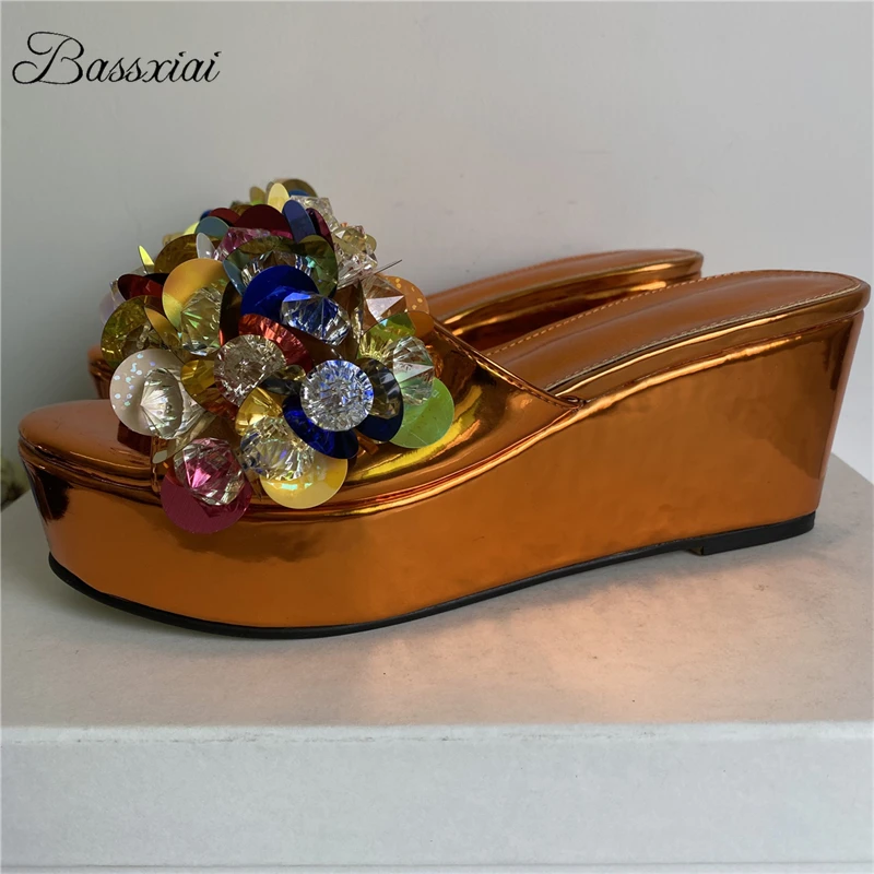 

Сандалии с блестками и бусинами и цветами, женские сандалии на высокой платформе на танкетке, роскошные летние туфли-лодочки из лакированной кожи с открытой пяткой