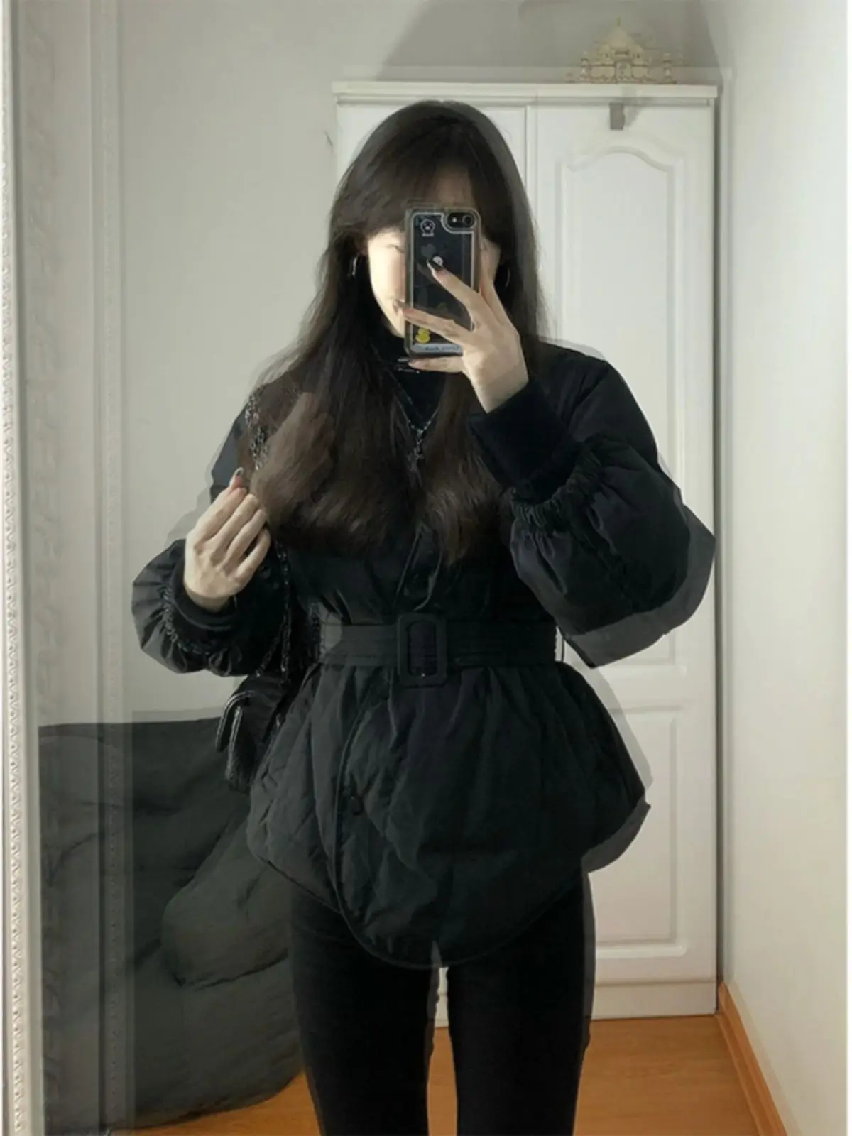 Zimní nový zesílený bavlněný kabát 2025 s francouzským luxusním stylem a kolekcí pasu, krátká černá bunda pro zvýraznění štíhlosti - náhled 2