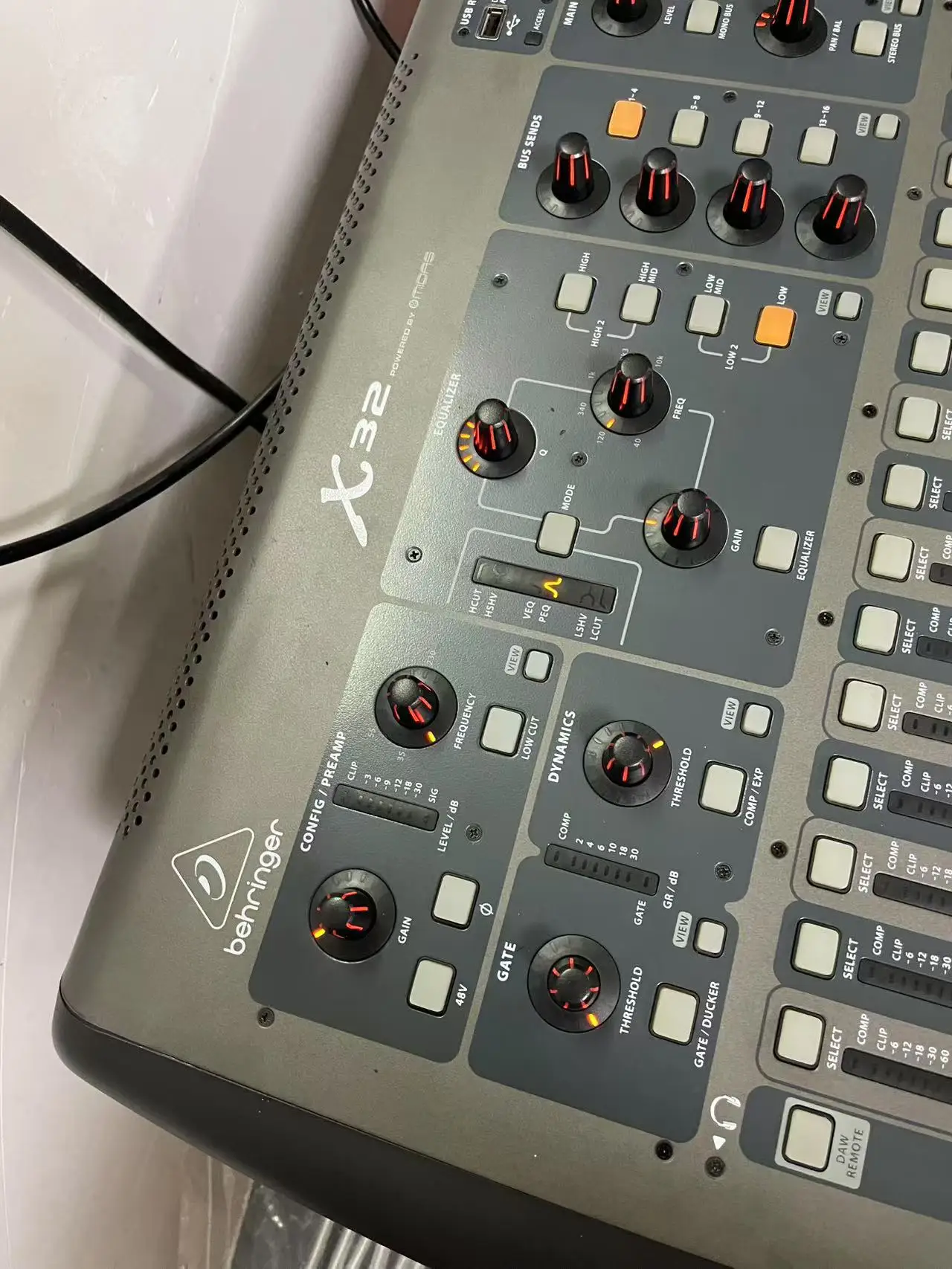 Secondhand Professional 32-Channel X32 Digital Powered Metal Music Console Mixer with Surround Sound