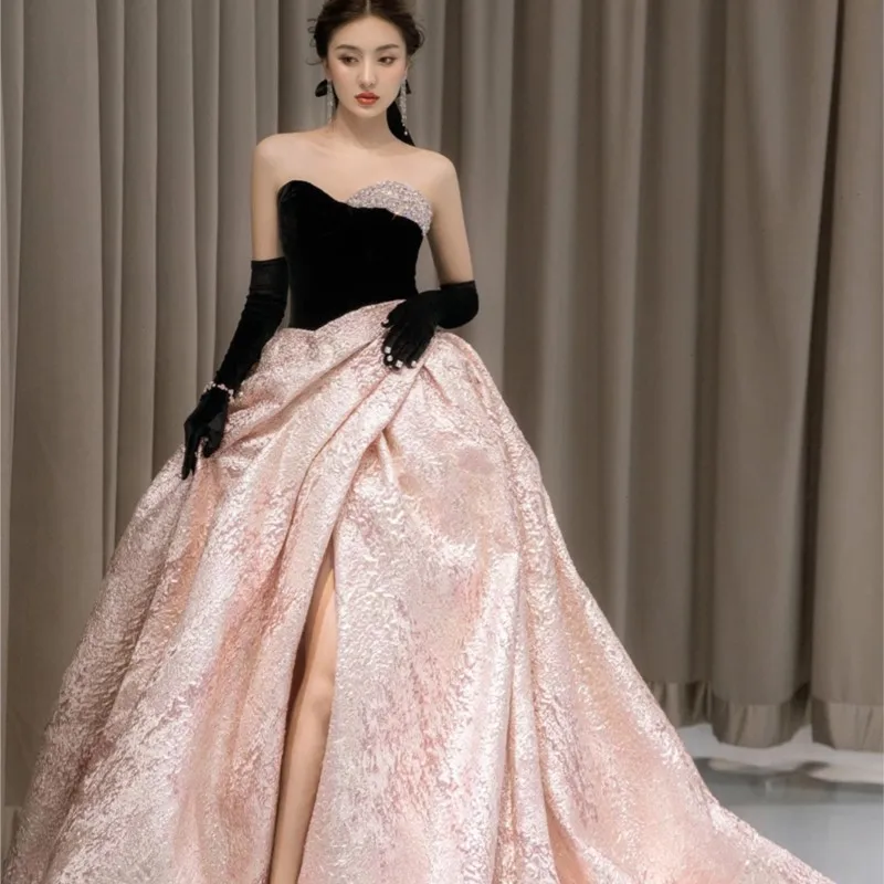 Une robe bouffante pour griller et un banquet de luxe léger