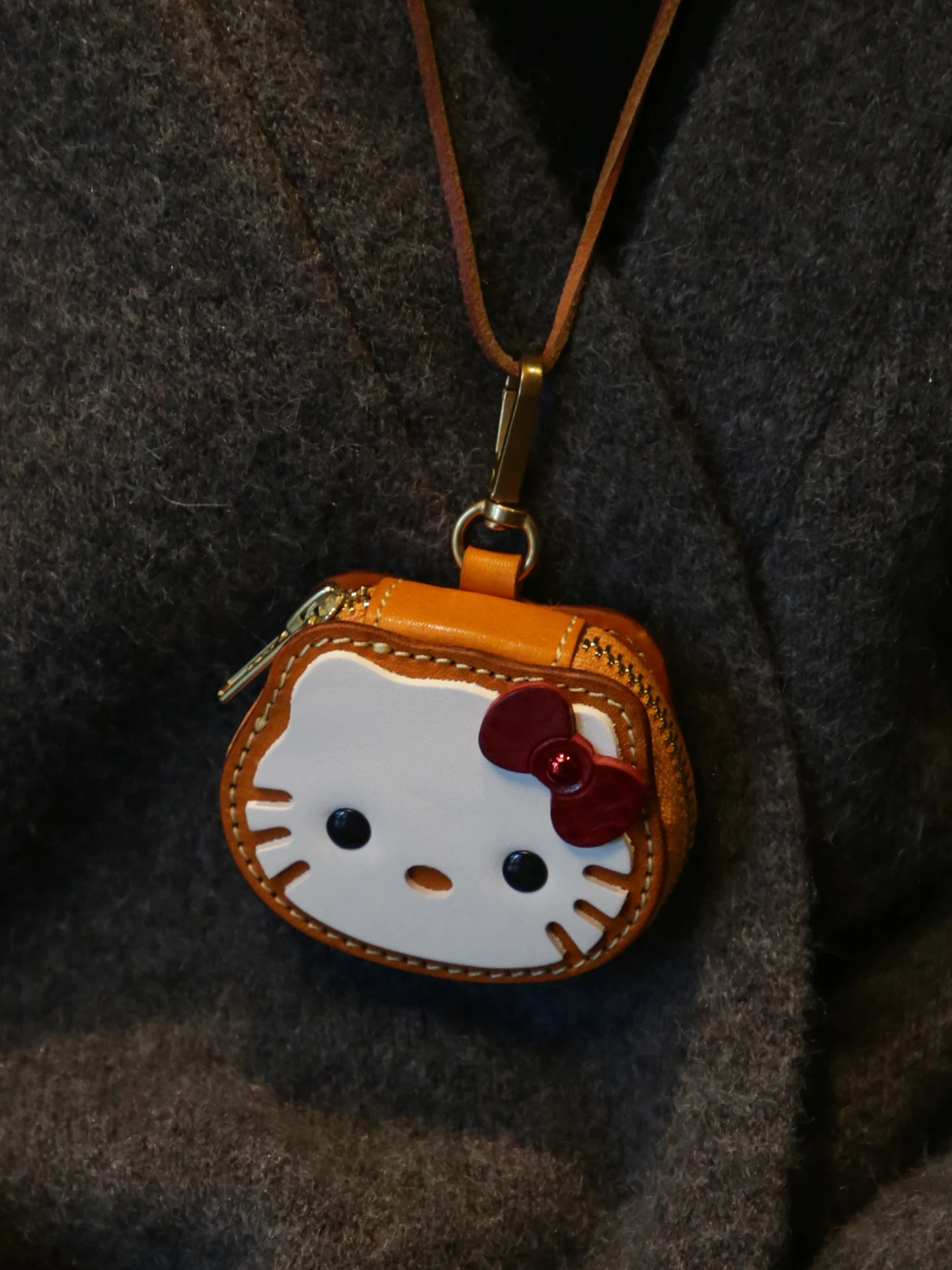 マンシェード-タンナリー-ヘッドレイヤー-牛革-イヤホン収納バッグ-kt-猫-かわいい漫画-キティ猫-ミニキーホルダーバッグ-キーホルダー