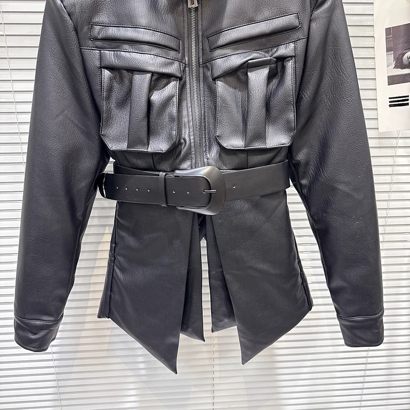Jaqueta de Couro PU Feminina Nova Coleção Inverno, Estilo Workwear com Cinto e Bolsos, Cintura Marcada, Cor Sólida, Moda Urbana, Casaco de Algodão de Comprimento Médio