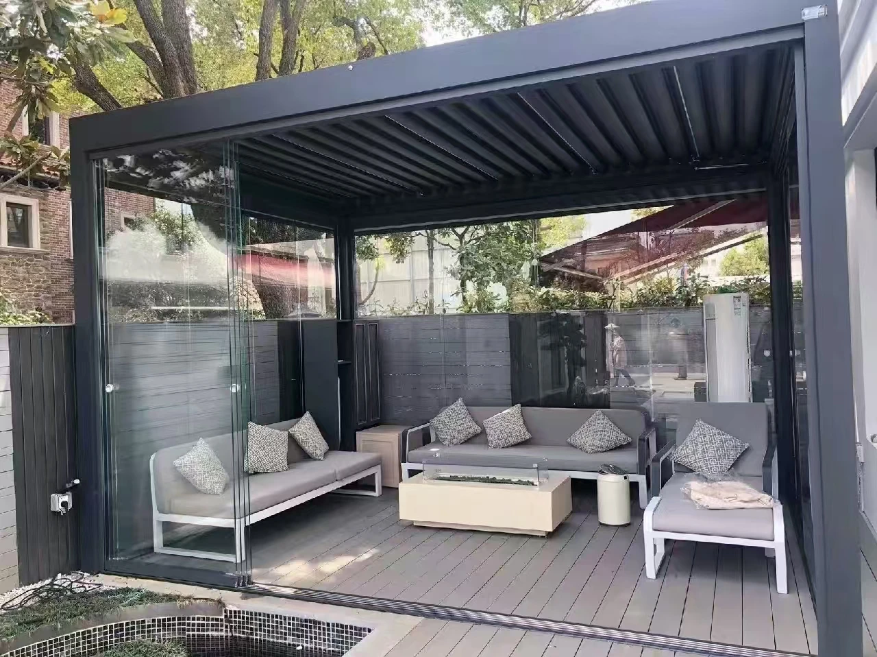 عريشة ألومنيوم معزولة من Wenets Modular Smart Bioclimatique