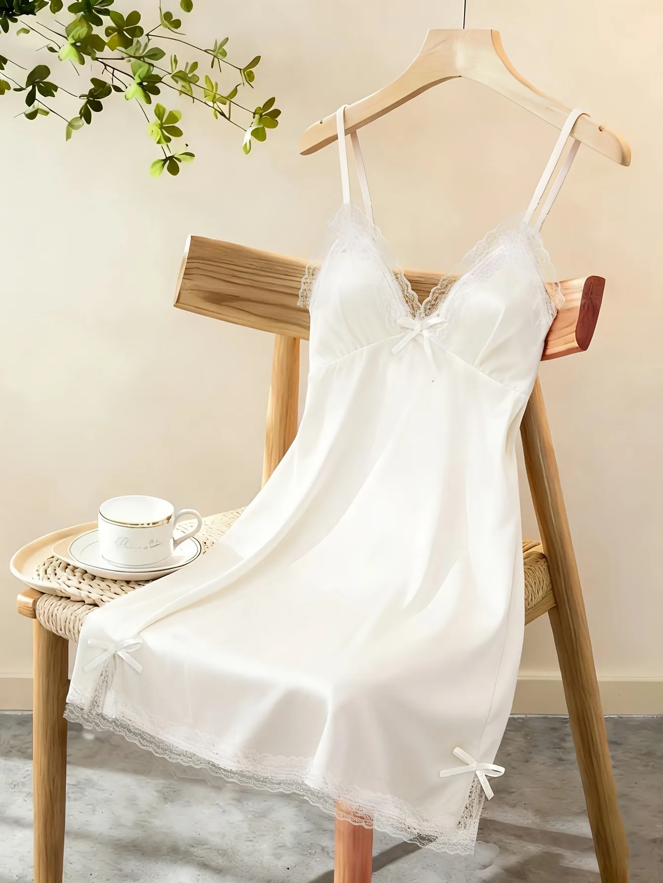 Damen Satin-Nachthemd mit Spitzenbesatz, Spaghetti-Träger, Seidiges Nachthemd, Elegante Nachtwäsche, Heim-Lingerie – Detail 3