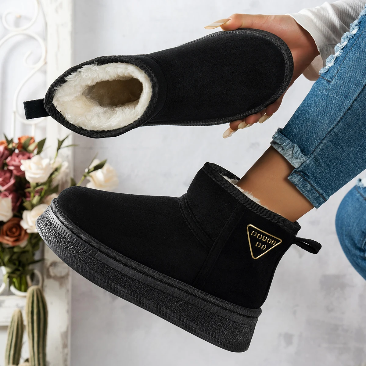 

2025 snow boots, warm shoes, winter plush cotton shoes, outdoor fashion versatile, non-slip and durable.