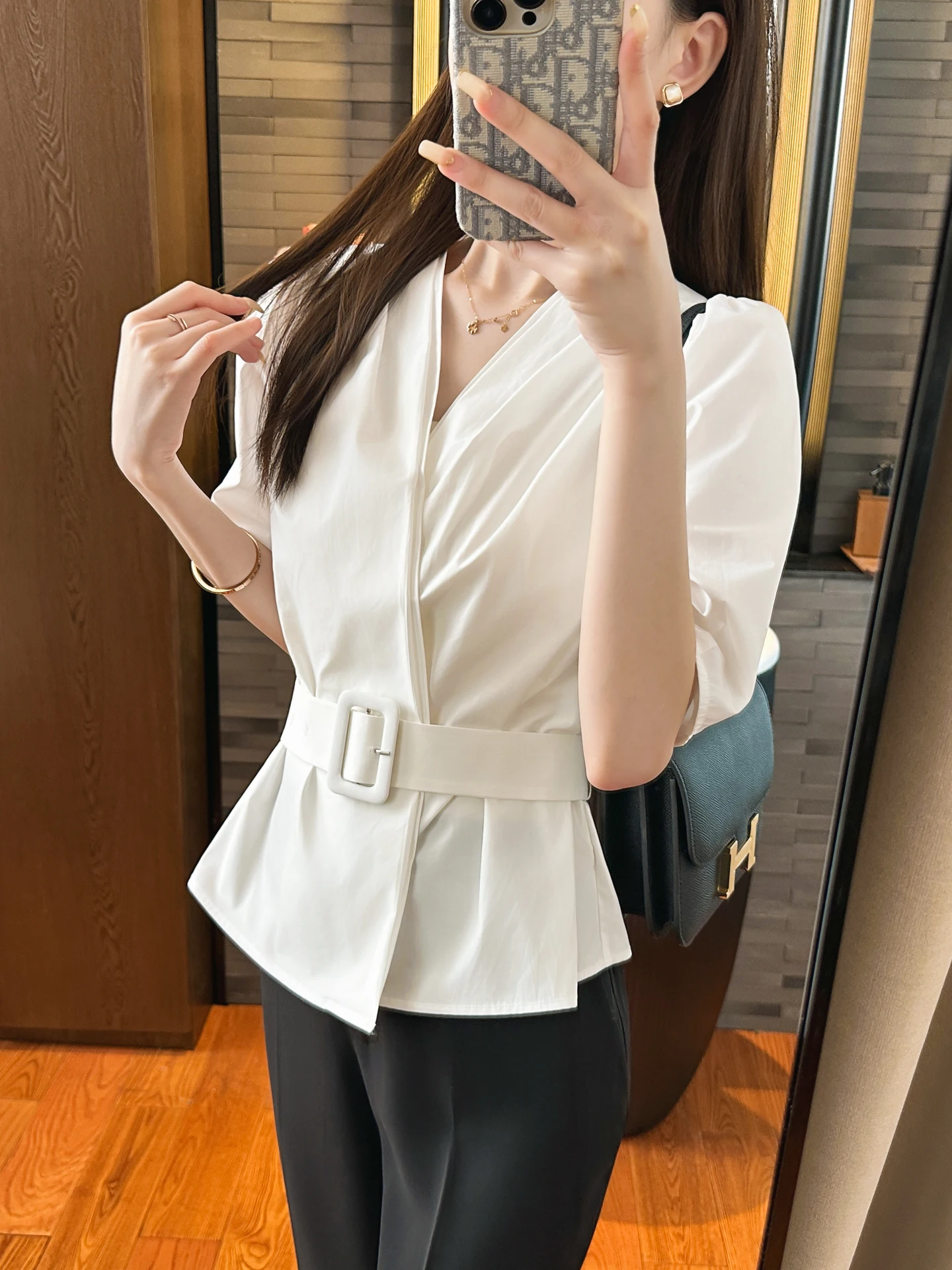 

Белая приталенная женская блузка с V-образным вырезом, коротким рукавом, в французском стиле, для повседневной носки, с эффектом стройности, высококачественная.