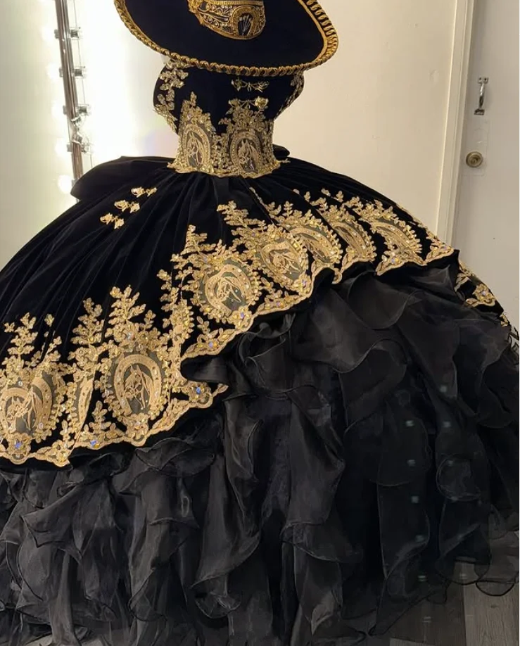 فساتين Charro Quinceanera الفاخرة باللون الأسود مزينة بالذهب والكريستال والكشكشة مشد مكشوف الأكتاف فيستدوس دي 15 سنة حسب الطلب