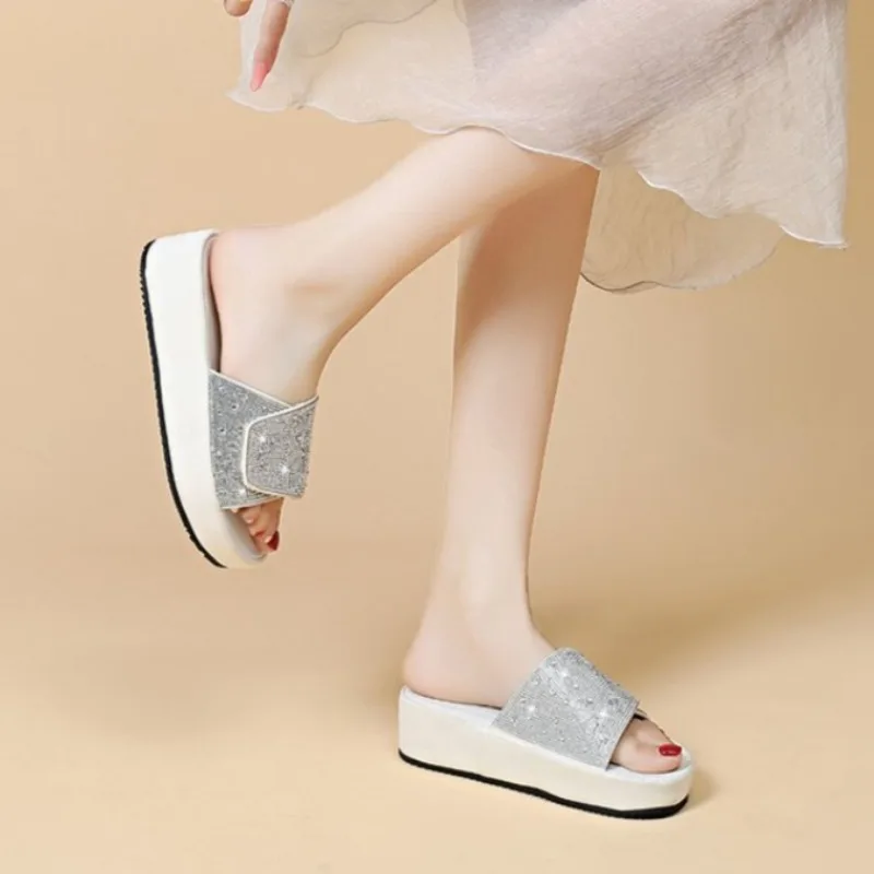 

Summer Women Slippers Faionable Diamond Slippers Anti-Slip Wear-Resistant Soft Bottom Sandals Women Beach Shoes
