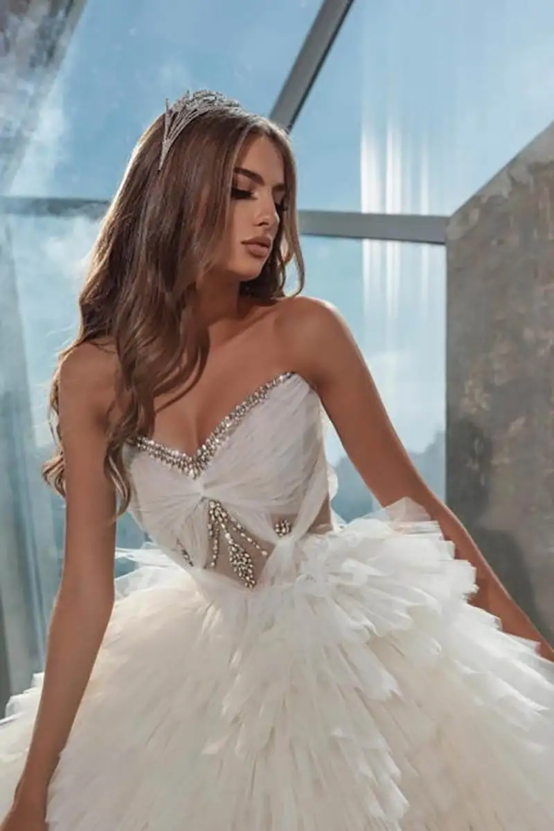 Robe de mariée sans bretelles avec biscuits perlés, robes de patients en tulle, boule de princesse, train de balayage à plusieurs niveaux personnalisé, quelle que soit la mariée