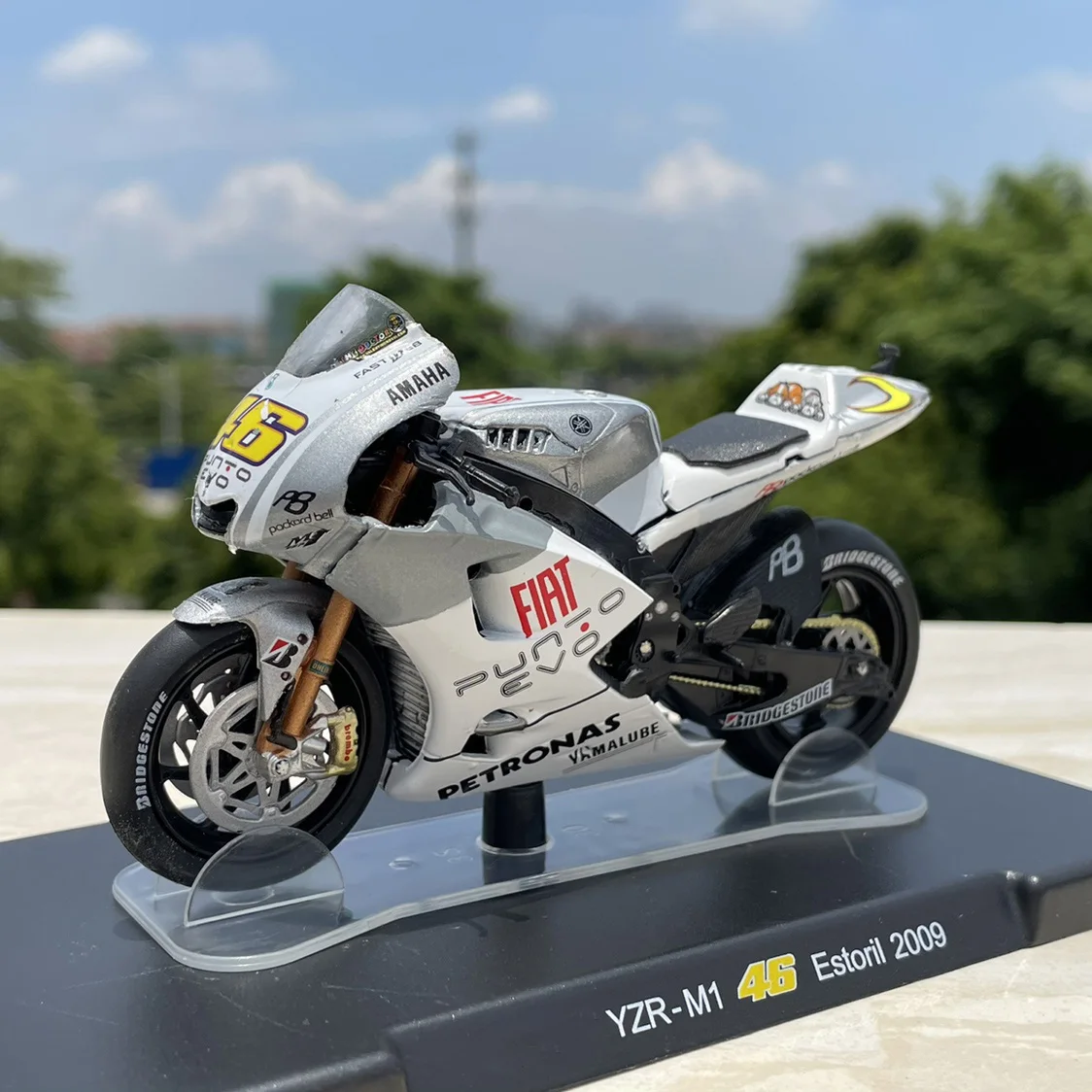 1:18 Scale Diecast Alloy YZR-M1 46 Estoril 2009 Motorcycle Toys Cars Model Classic Adult Collection Souvenir Gift Static Display